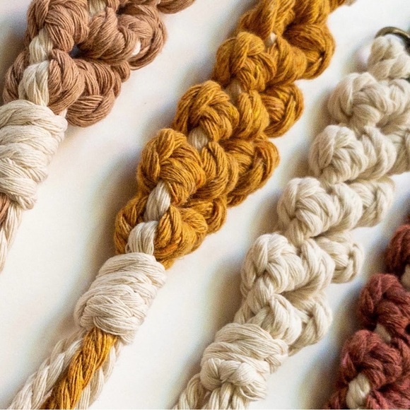 Macramé Flower Keychain - Handmade - Picture 2 of 7